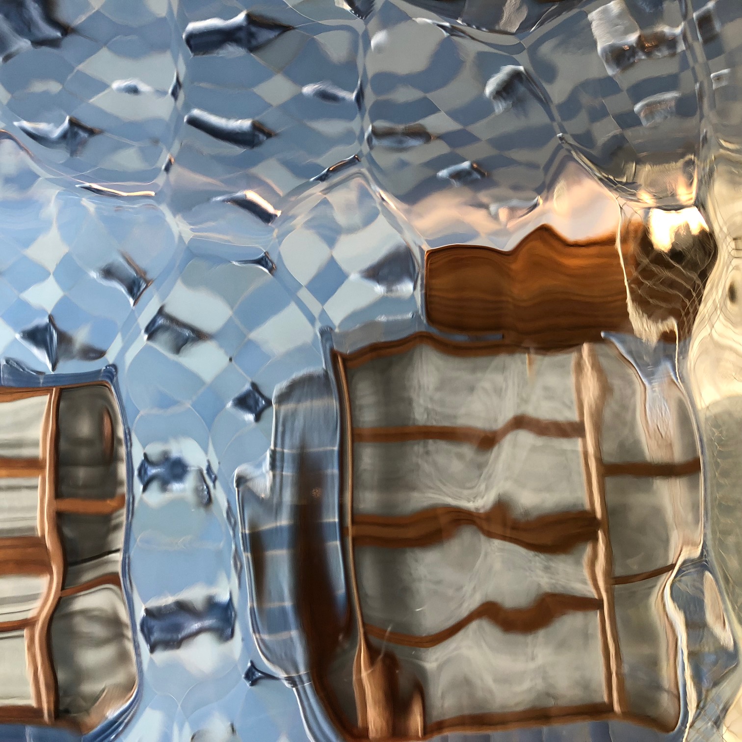 水の中にいるようなガウディの建築